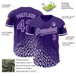 Maillot de baseball violet à imprimé authentique, design tendance, personnalisé, motif 3D blanc, dégradé léopard Maillot de baseball violet à imprimé authentique, design tendance, personnalisé, motif 3D blanc, dégradé léopard